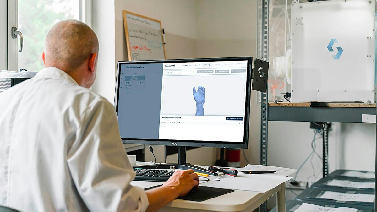 Profissional trabalhando em modelo 3D no computador em escritório técnico