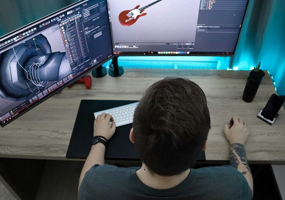 Como ver a fachada da loja em 3D antes de aprovar o projeto? Pessoa trabalhando em modelo 3D em dois monitores