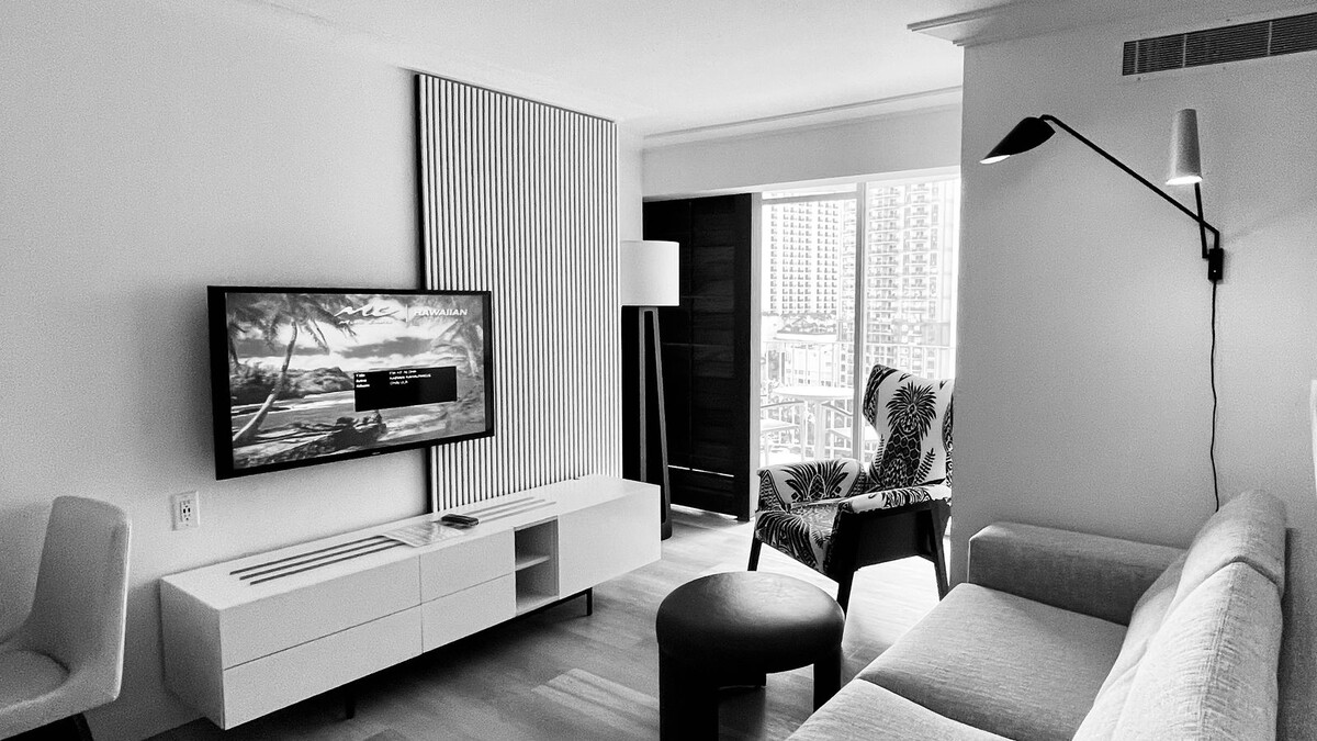 Sala de estar moderna em preto e branco com sofá e TV
