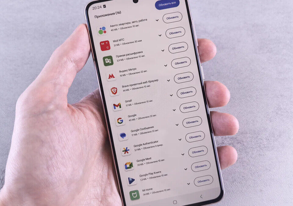 Pessoa verifica atualizações de aplicativos no smartphone
