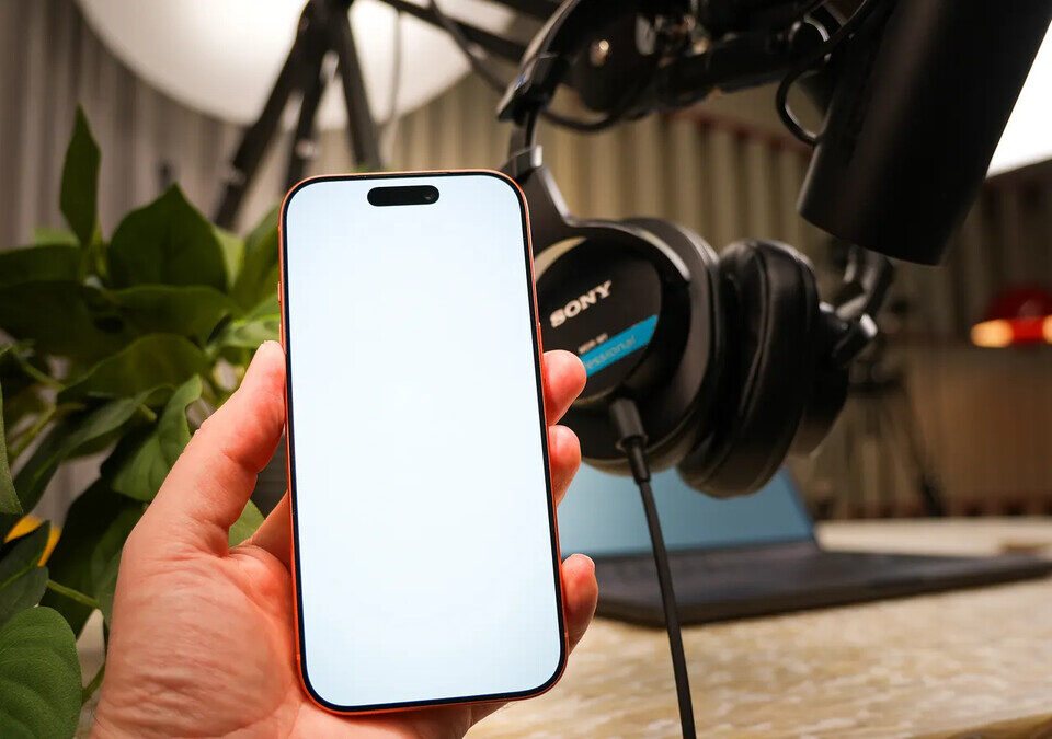 Gemini Notebook grava reuniões: como funciona o novo recurso Smartphone colocado junto a microfone em mesa