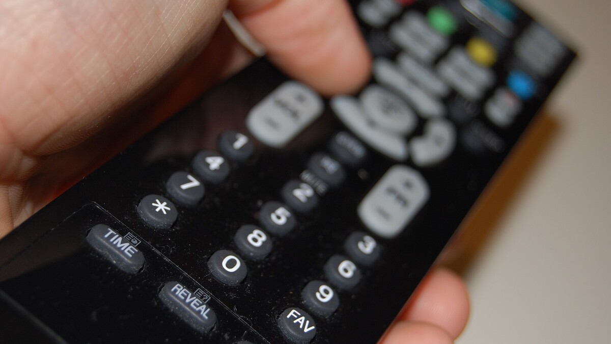 Globoplay muda planos e preços: quanto ficou cada assinatura Controle remoto de televisão em primeiro plano