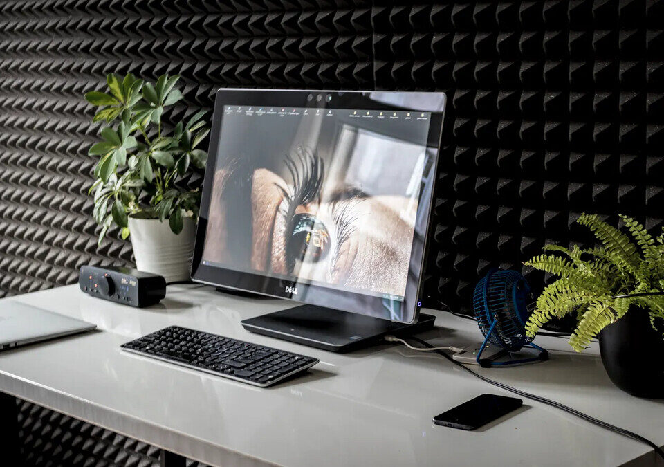 Google Chat muda configuração de mensagens: o que revisar nos bots Computador e teclado em uma mesa de trabalho com plantas