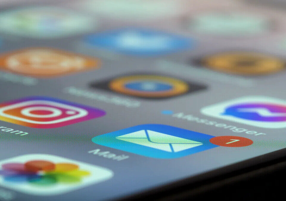 Google conecta apps ao Gemini e à Busca: o que muda Tela de celular com diversos ícones de aplicativos