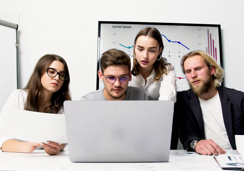 Google lança ferramentas do Gemini para pequenos negócios Equipe de profissionais analisando notebook