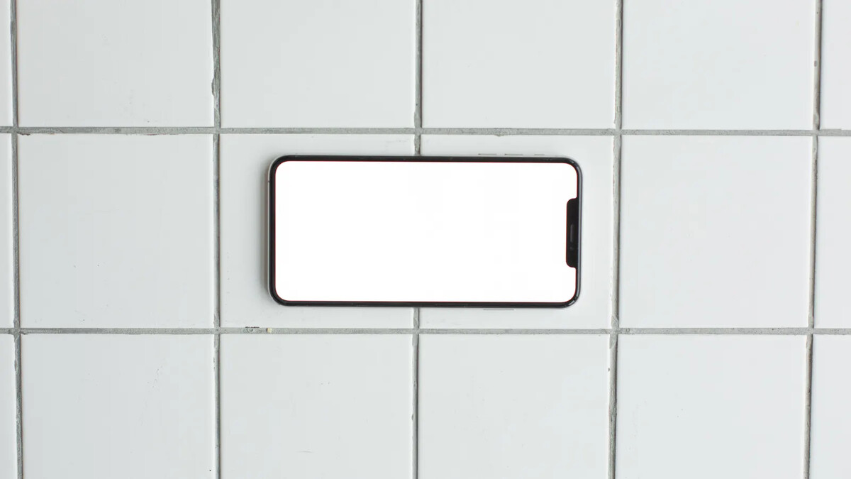 Celular com tela em branco sobre uma superfície de azulejos