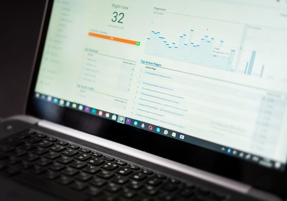 Notebook exibindo painel de métricas em tempo real