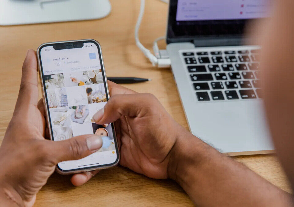Pessoa usando aplicativo em smartphone no trabalho