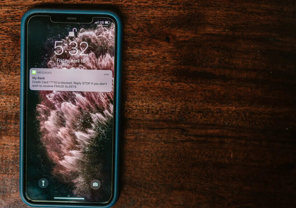 Pix com pontos no app Itaú: passo a passo para usar Pessoa segurando celular com aplicativo bancário aberto
