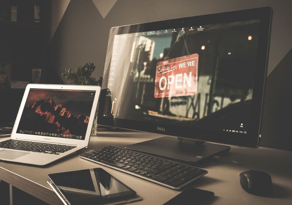 Computador e documentos organizados sobre uma mesa