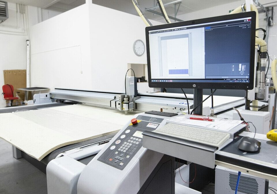 SCADA, MES e ERP: qual é a função de cada sistema? Computador conectado a sistema de produção