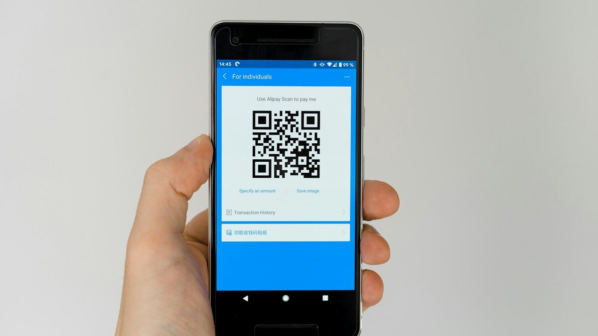 Celular Android com um QR Code aberto na tela