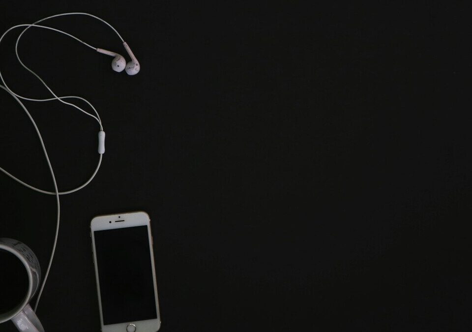 Spotify Família pede QR Code: como verificar e não perder o Premium Smartphone branco ao lado de fones de ouvido brancos