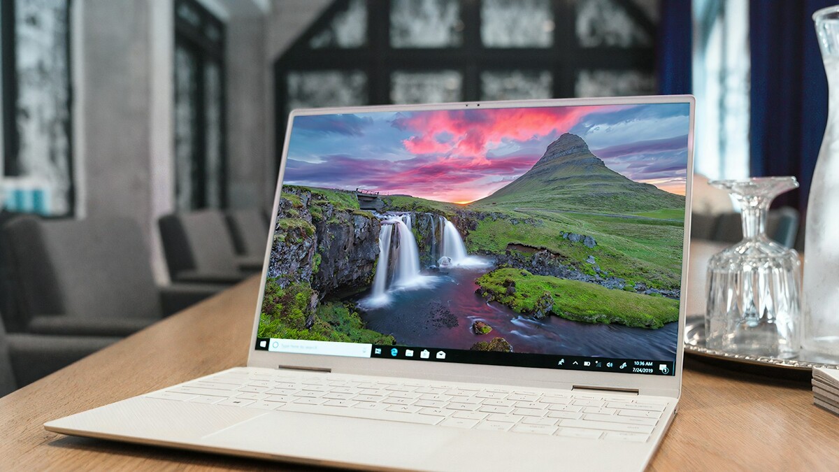 Windows 11 24H2 Home e Pro sem suporte: como atualizar sem perder nada Notebook aberto sobre uma mesa de madeira