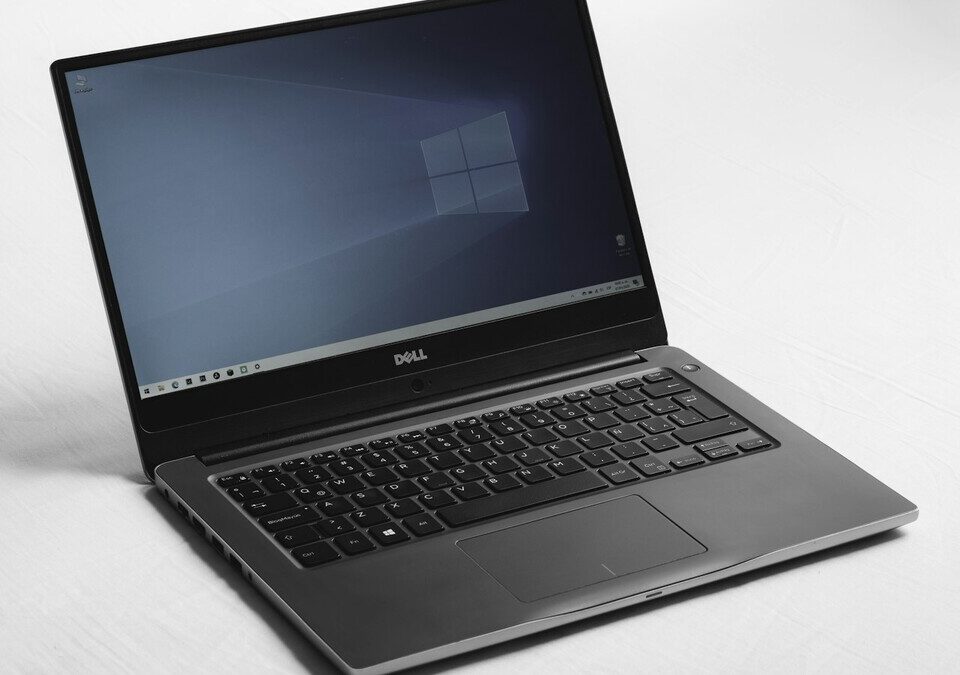 Windows 11 24H2 Home e Pro sem suporte: como atualizar sem perder nada Notebook com a área de trabalho azul do Windows sobre uma superfície branca